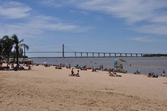 Praia de riobastante movimentada,  perto da ponte que cruza o rio Paraná, em Rosário, na Argentina